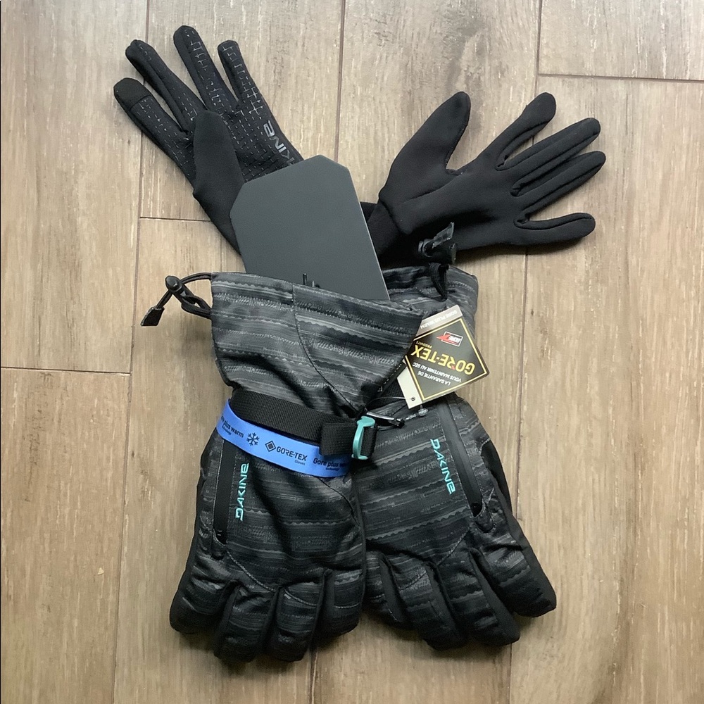 Dakine snowboarding gloves